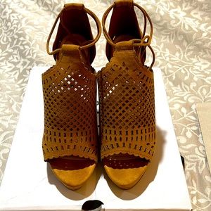 Selling women’s Aldo heels size 8.5